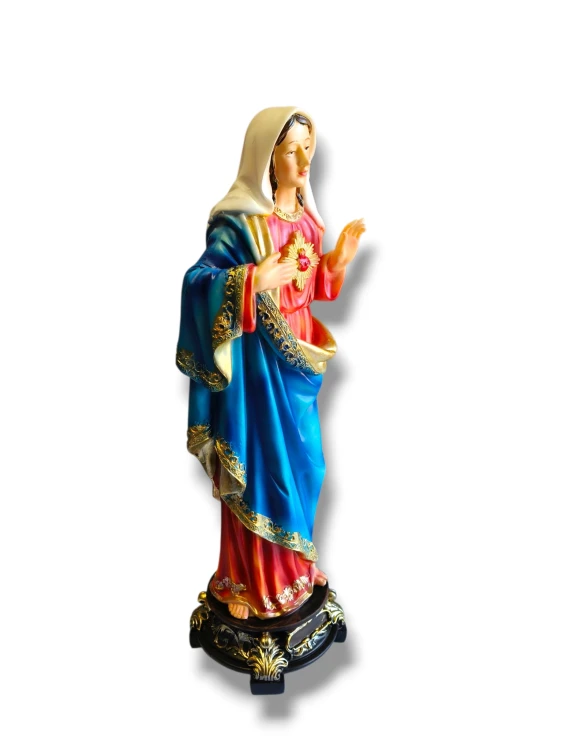 Maryja w czerwonej sukni i niebieskim płaszczu ze złotymi zdobieniami.jpg