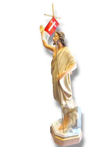 Duża figura Jezusa Zmartwychwstałego z czerwoną chorągwią z białym krzyżem.jpg