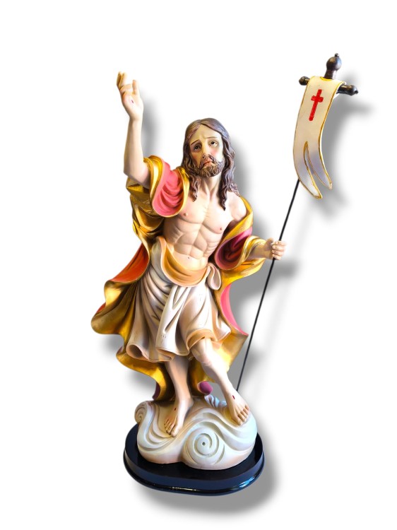 Figura Jezusa Zmartwychwstałego 46 cm stojąca na chmurze z chorągwią paschalną, detale szaty, twarzy i podstawy.jpg