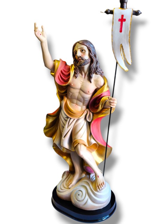 Ręcznie malowana figura Chrystusa Zmartwychwstałego w szacie koloru ecru i narzutce czerwono-złotej na plecach.jpg