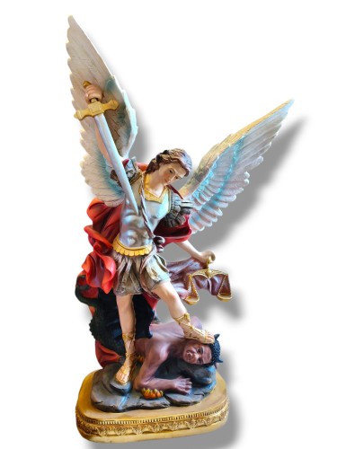 Figura Archanioła Michała 77 cm stojącego nad pokonanym diabłem, prawa ręka z mieczem.jpg