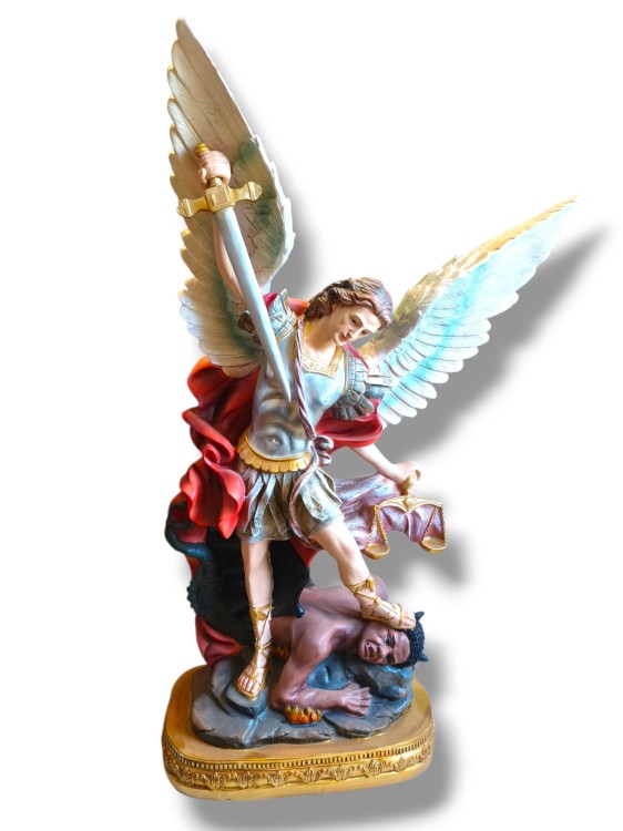 Solidna włoska figura Michała 77 cm, stojąca nad diabłem z uniesionym mieczem i złotą wagą.jpg