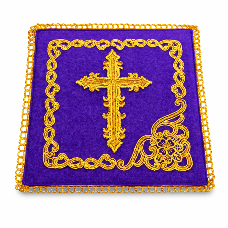 Złota pałka liturgiczna z symbolem IHS i haftowanym krzyżem oraz ozdobną haftowaną ramką.png