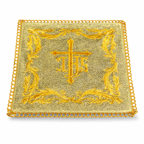 Złota pałka liturgiczna z symbolem IHS i haftowanym krzyżem oraz ozdobną haftowaną ramką