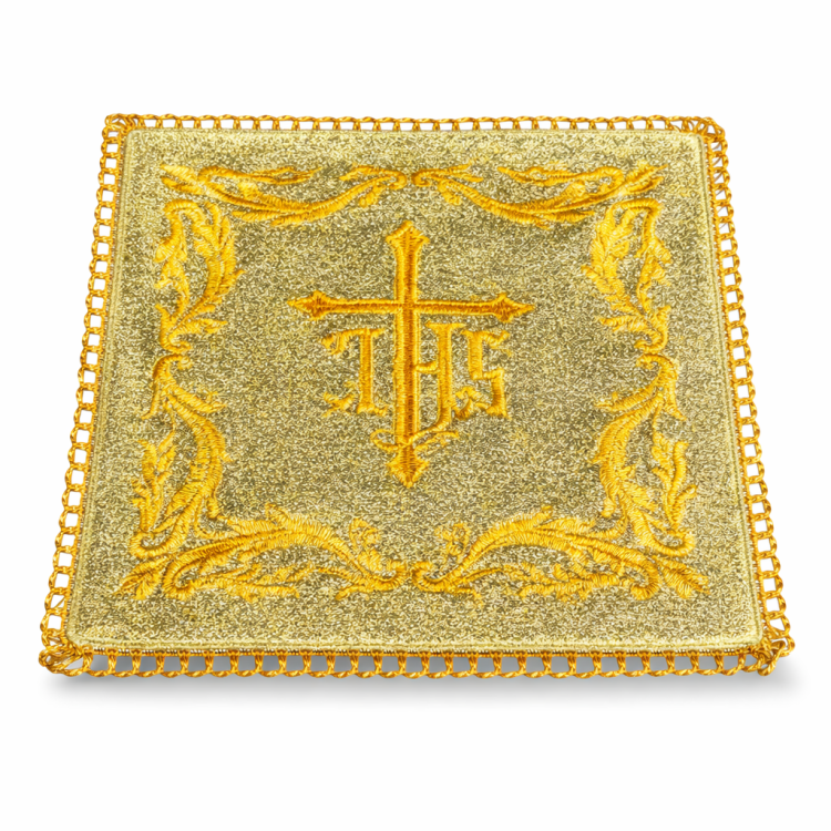 Złota pałka liturgiczna z symbolem IHS i haftowanym krzyżem oraz ozdobną haftowaną ramką
