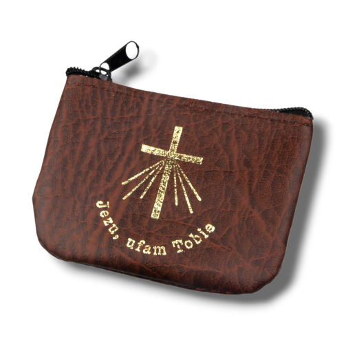 brązowe etui na różaniec wykonane z materiału skóropodobnego, zamykane na zamek. Praktyczne etui do przechowywania różańca dziecięcego i dorosłego, idealne do codziennego użytkowania i podróży