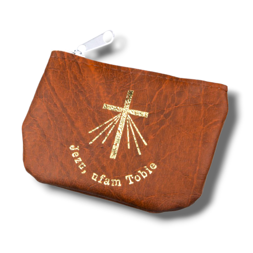 jasnobrązowe etui na różaniec wykonane z materiału skóropodobnego, zamykane na zamek. Praktyczne etui do przechowywania różańca dziecięcego i dorosłego, idealne do codziennego użytkowania i podróży
