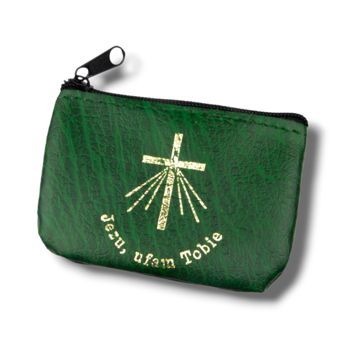 zielone etui na różaniec wykonane z materiału skóropodobnego, zamykane na zamek. Praktyczne etui do przechowywania różańca dziecięcego i dorosłego, idealne do codziennego użytkowania i podróży